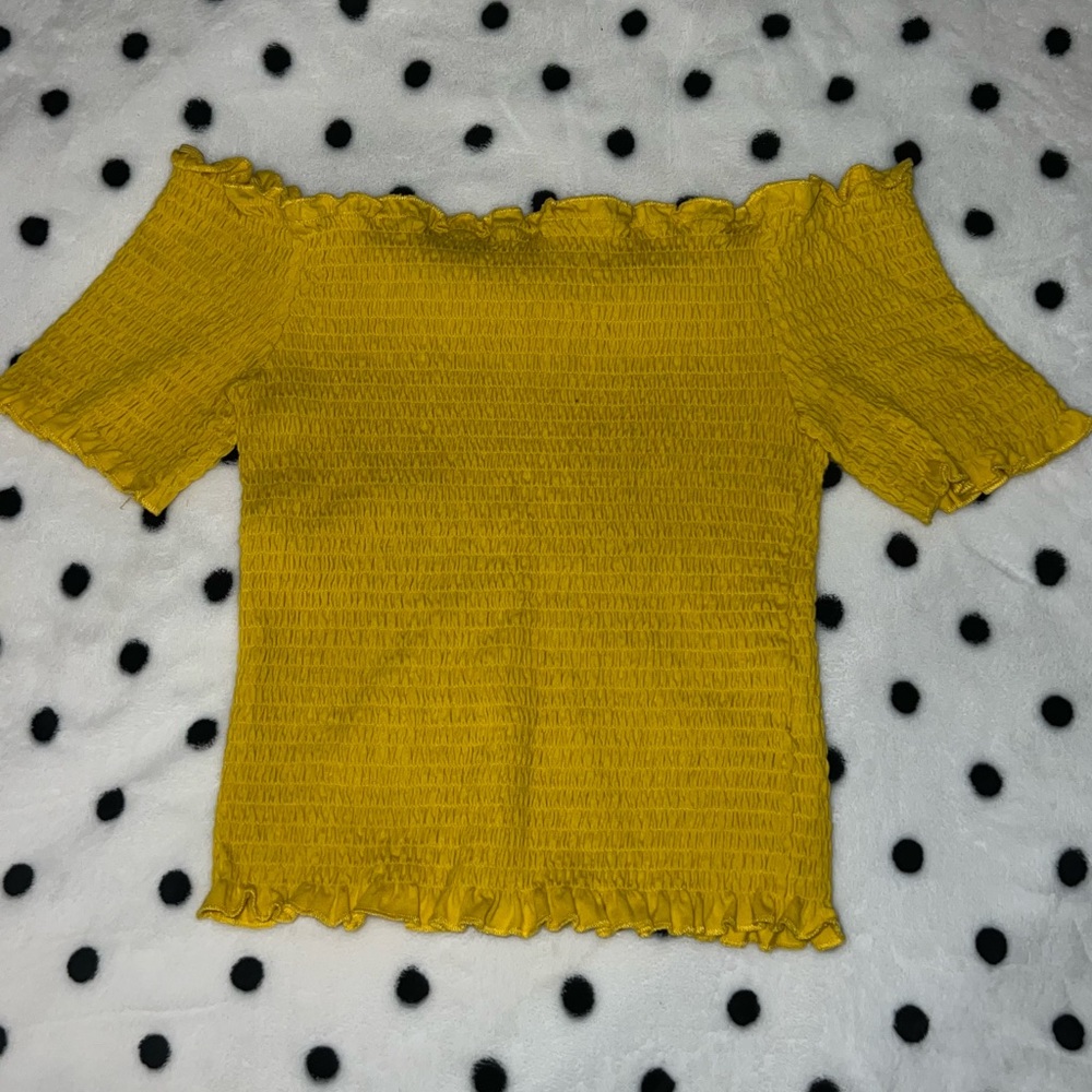 Fitted yellow scrunch shirt.